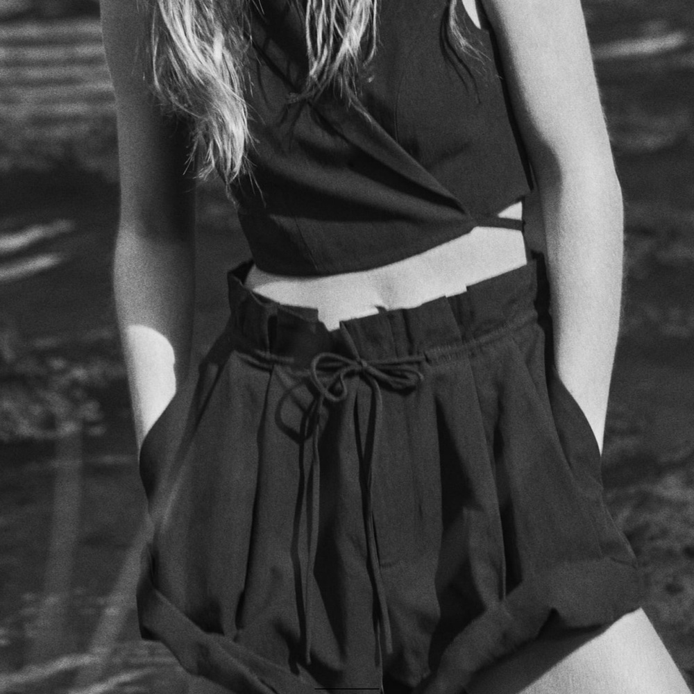 💟ZARA LINEN BLEND SHORTS
BLACK